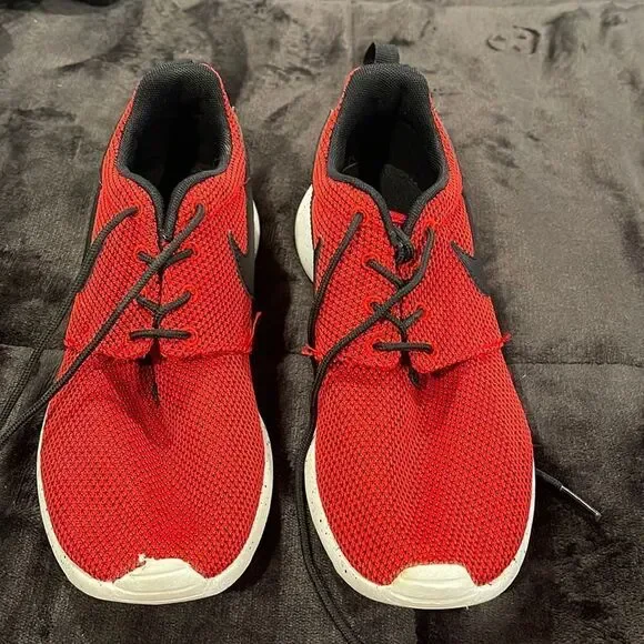 Nike Roshi red sneakers with black detail youth size 5
