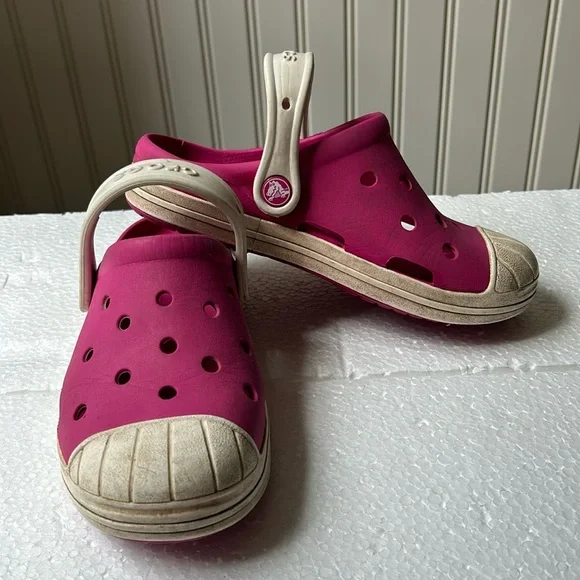 𝅺Crocs kids slip in sandal w/ back strap rubber shoe size 2 pink white
