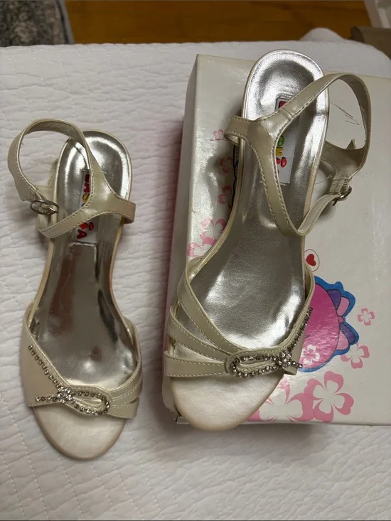 Lasonia Girls Beige Patent Low Heel Strappy Sandals Sz 4 Dress Shoes with Box