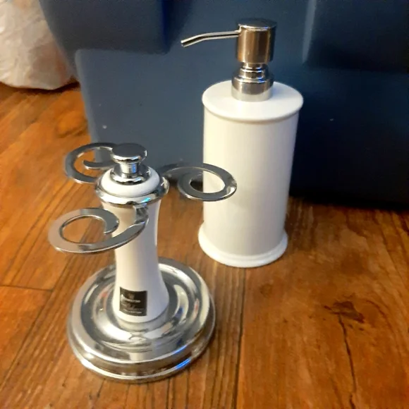 PORCELAIN WAMSUTTA SOAP DISPENSER & TOOTHBRUSH BRUSH HOLDER           c