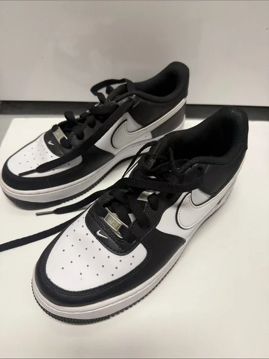 Nike Low-Top Sneakers in Black & White - Worn Once - Boys 7Y