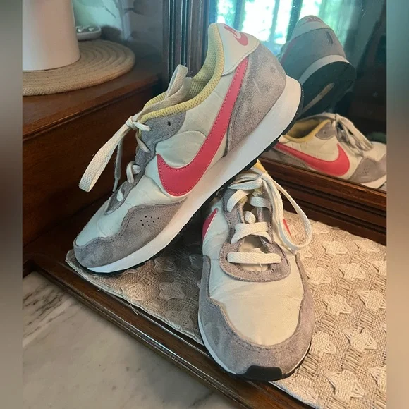 NIKE Classic MD Valiant GS Athletic Casual Sneakers Suede White Grey Pink‎ 5.5Y