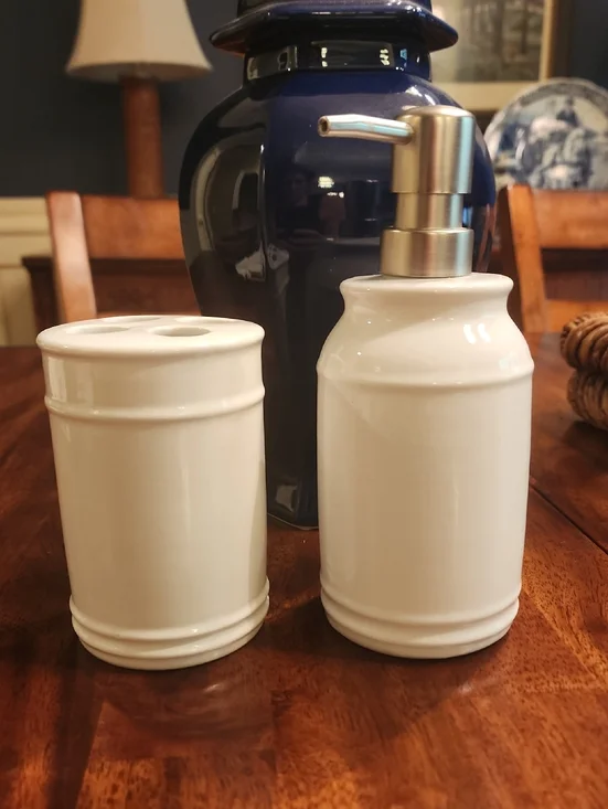 Kohl's White Ceramic Bathroom Accessory Set Soap Pump And Toothbrush Holder EUC