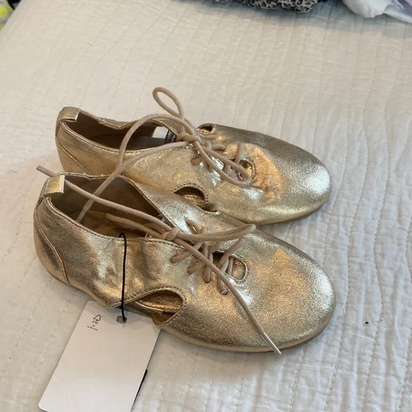 Brand new Zara girls gold adorable baby shoes with laces size 25