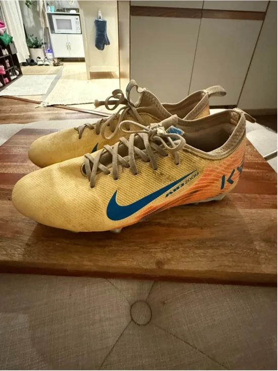 Youth Nike Athletic Shoes Size 6 Yellow Orange
