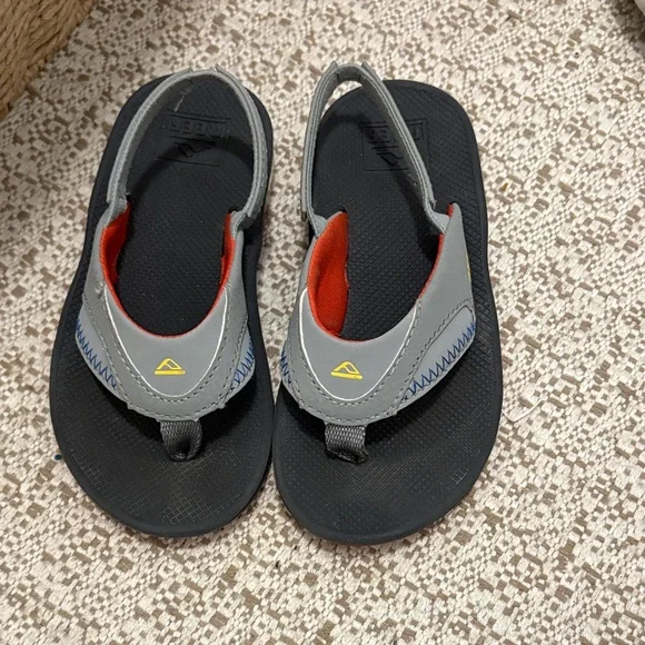 Reef Kids Sandals in Gray and Black