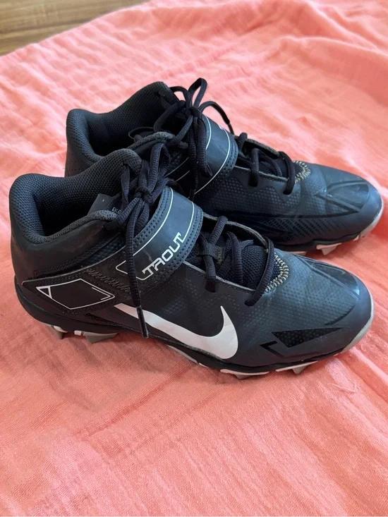 Nike Kids Black and White V Trout Baseball Cleats