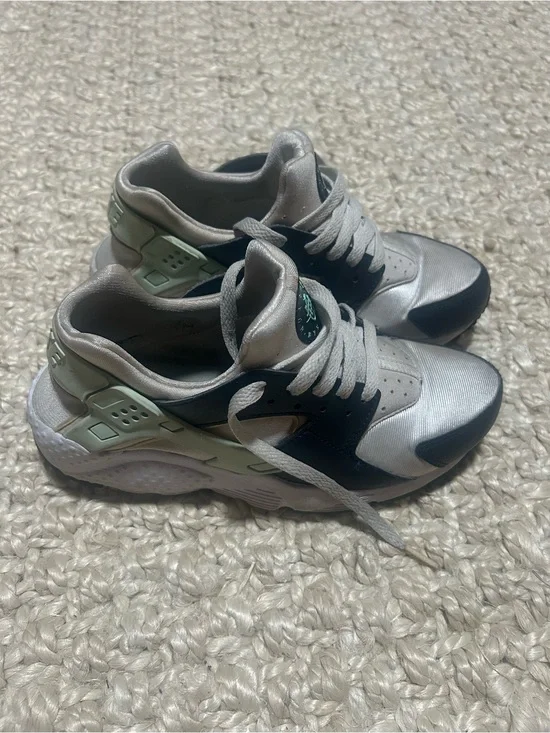 Nike Women's Athletic Shoes Silver Black Mint
