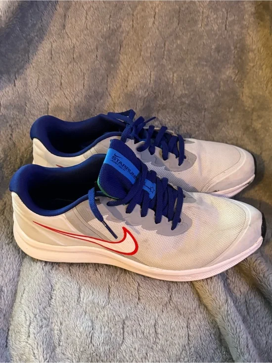 Nike Star Runner 4 youth running shoes in size 7Y