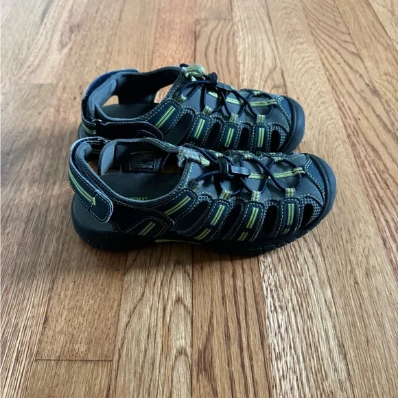 Kids Khombu  Closed Toe Sandals