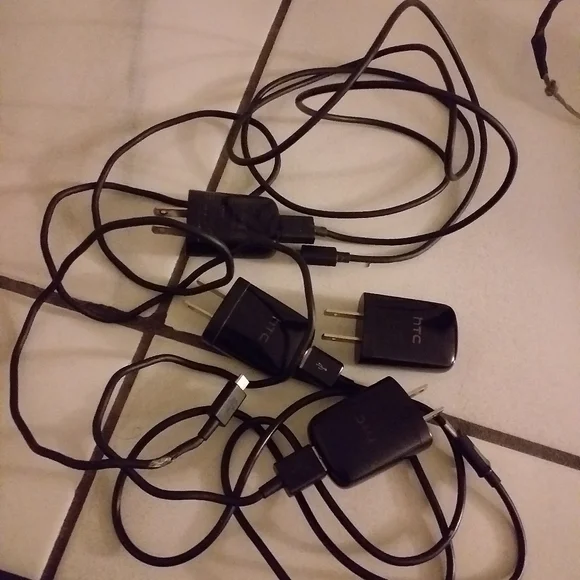 4 HTC phone charger heads 4 cords