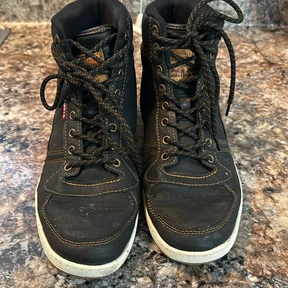 Levi's Mid Top Sneakers Mens Size 7.5. Black.