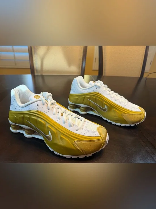 New Nike Shox R4 White Gold Sneaker Shoes Size US 6