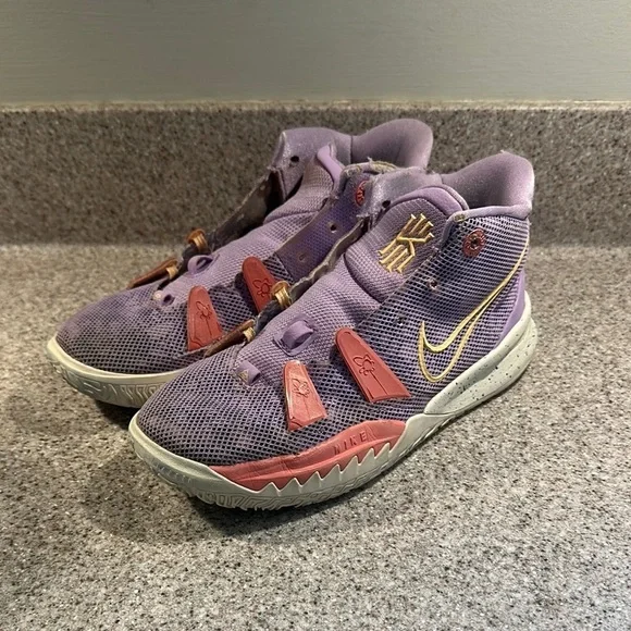 Youth Nike Kyrie 7 Daughters, Size 5Y *NO LACES*