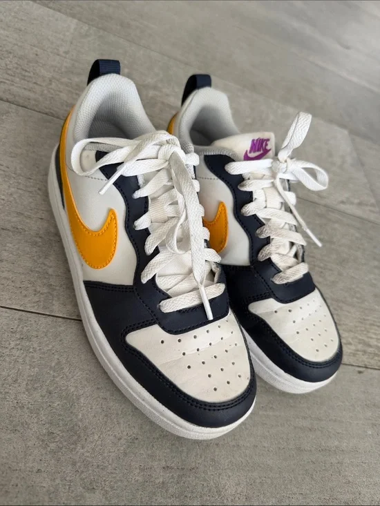 Nike Kids Low-Top Sneakers in White, Navy & Yellow
