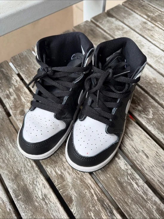 Nike Air Jordan Kids Black and White High-Top ya