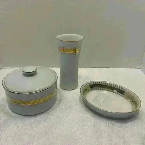 Fancy bath, set white with gold trim great condition brand Saturday Knight