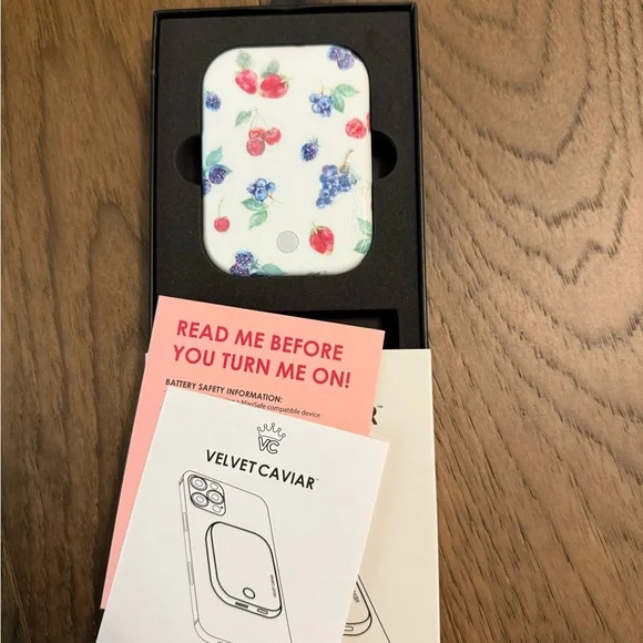 Velvet Caviar Magnetic Wireless Power Pack – Berry Print – New in Box