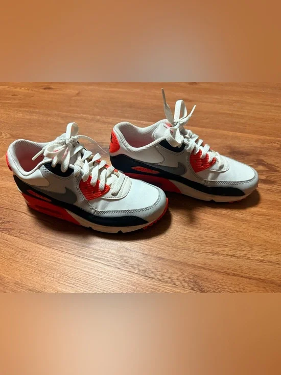 Nike Kids White, Black and Red Low-Top Sneakers