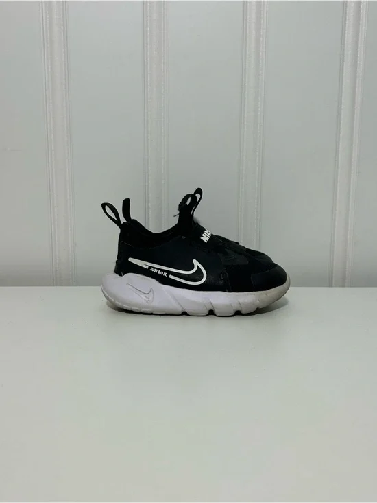Nike flex runner Kids Black and White Slip-On Sneaker