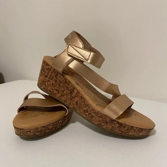 NWOT | Blowfish kids malibu girl’s wedge metallic strap sandals — size 4‎
