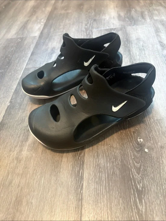 Nike Sunray Protect Kids' Black Water-Friendly Slide Sandals 2Y