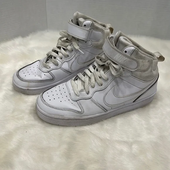 Nike 🏀 Court Borough Mid 2, Kids Size 7Y (fits woman’s 8.5)