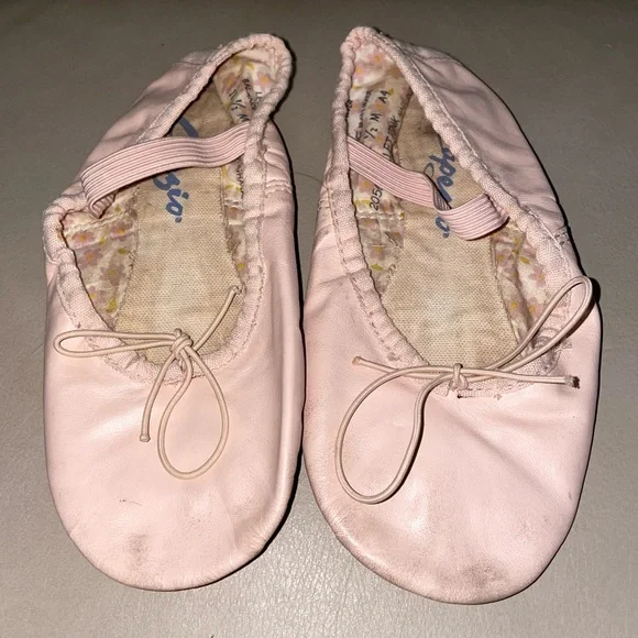🩰 Capezio 205C Daisy Pink Leather Ballet Slippers - Size 11.5 M