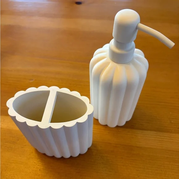 Ivory Resin Bathroom Accessories Set