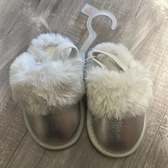 Silver faux Fur toddler Kids Shoes size small 5/6. Nwt