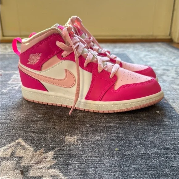 NIKE AIR JORDAN 1 MID FIERCE‎ PINK