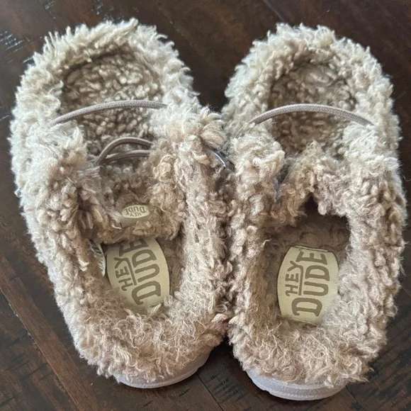 Hey Dude Kids Faux-Sherpa Slip-On Slippers in Light Brown