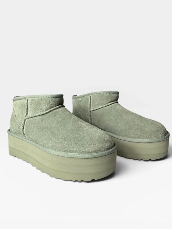 UGG Classic Women's Ultra Mini Platform boot in the Shaded Clover Size 9