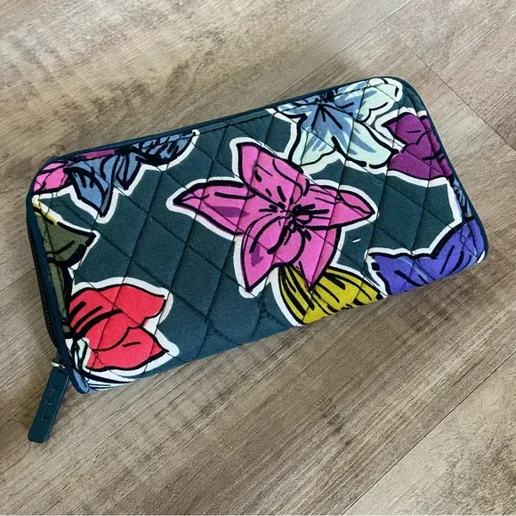 3/$25‎ Vera Bradley Floral Wallet