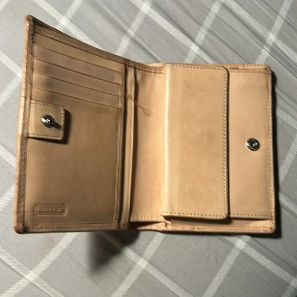 Coach wallet 5’ X 4.’ Nude leather & Signature Logo Fabric.