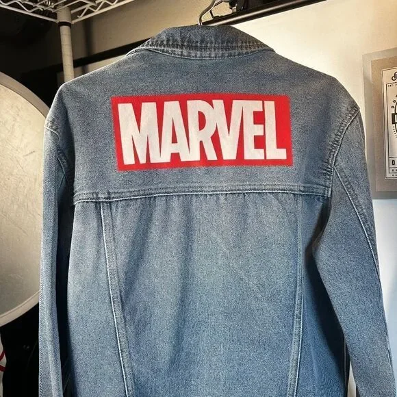 MARVEL® | DENIM & DENIM  | TRUCKER JACKET | LARGE LOGO | 6-POCKETS |