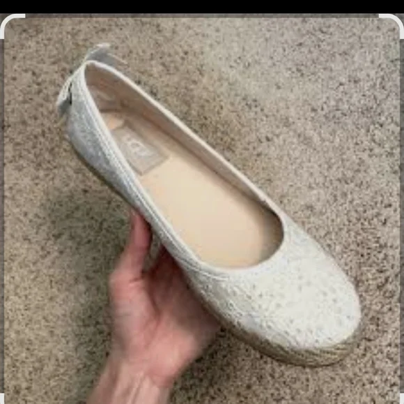UGG Girl Size 1, Cream Lace Espadrille Flats Used Lake New.