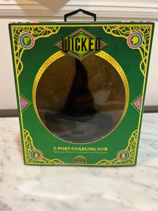 🤎 New in Box Wicked Elphaba Witch Hat 3 Port Charging Hub 2 USB-A and 1 USB-B