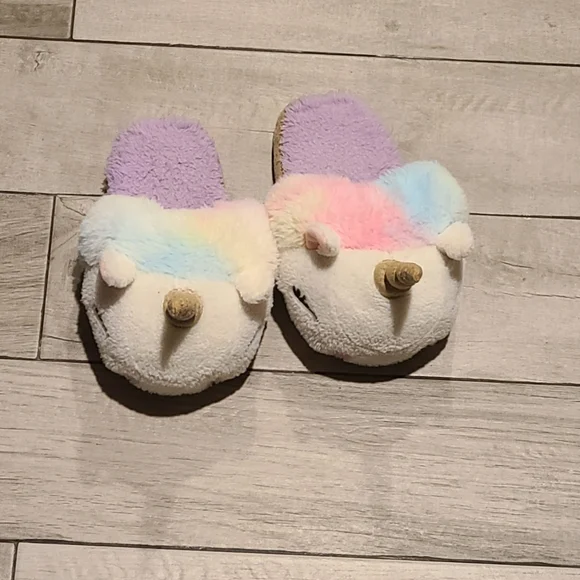 🐣Fuzzy rainbow unicorn slippers🧋 💫 🎠 🌸 🍀☃️🦋🐯🐠🍬🍿🍕🐬