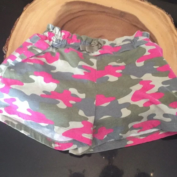 The Children’s place shorts pink and green camo size small 5/6