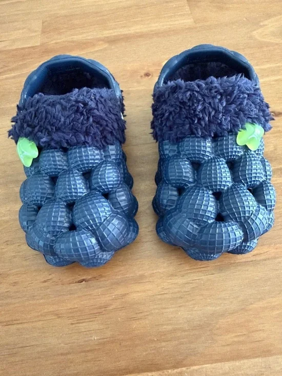 Kids Bubble-Textured Slippers with Plush Cuff - Navy Size 6 Boys