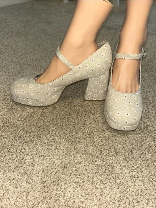 NEW Madden Girl Beige Floral Mary Jane Platform Heels Sz 10