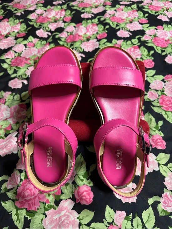 NEW Michael Kors Fuchsia Leather Platform Sandals with Gold Trim