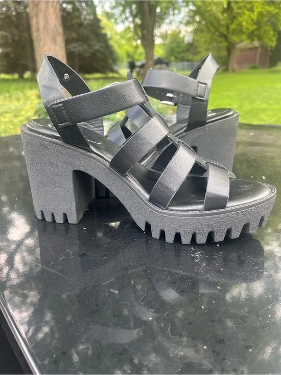 Madden NYC Black Chunky Platform Strappy Sandals size 8
