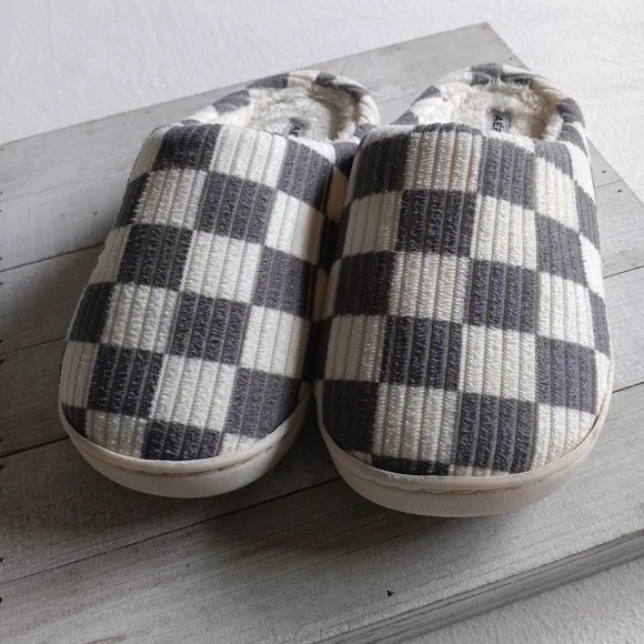 Aeropostale Gray and Cream Checker Slippers Soft Cushioned Comfort