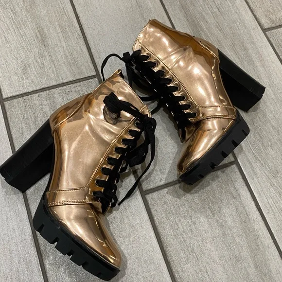 Booties woman’s Yoki size 5.5 metalic copper-rose gold