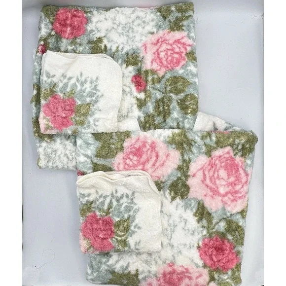 2 Vintage Fieldcrest Royal Velvet bath towels & Wash Cloths Roses 70s‎