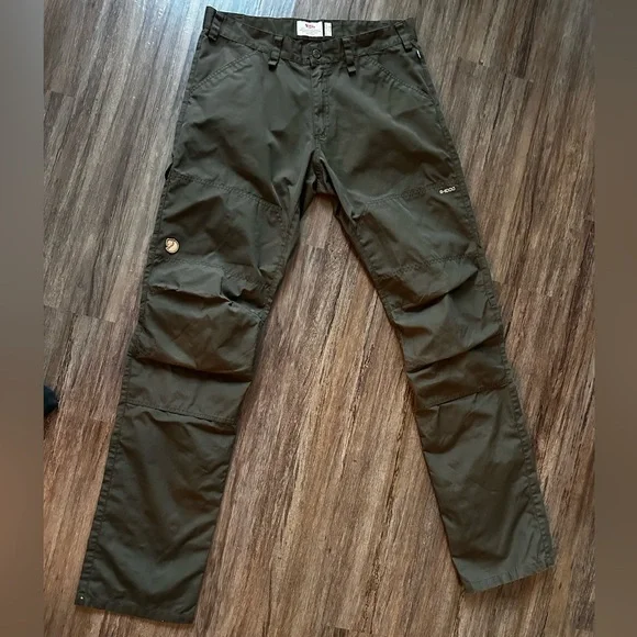 Fjallraven Men’s Barents Pro Jeans in Dark Olive/Brown. Waist 33”-34” (Long)