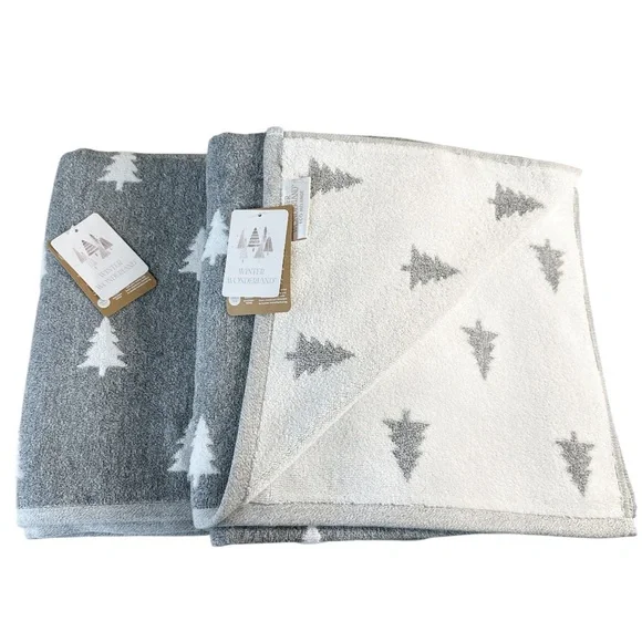 NEW Winter Wonderland CHRISTMAS TREE GRAY & WHITE REVERSIBLE BATH TOWELS Set/2