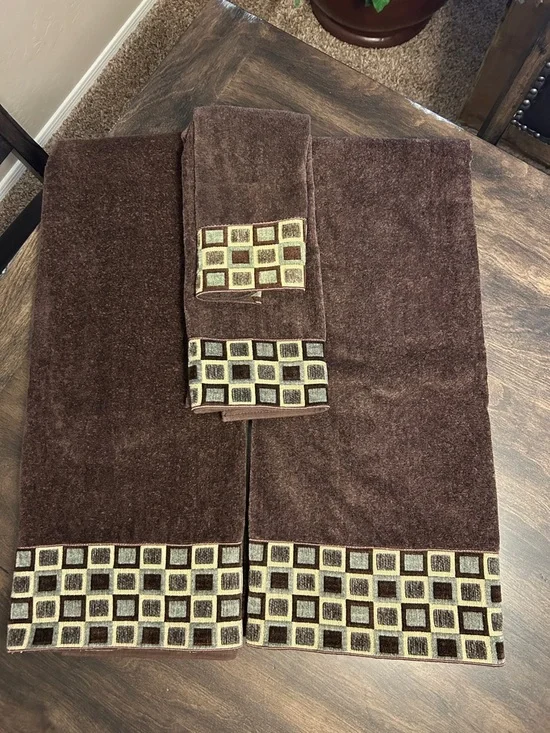 Avanti Brown Towel Set with Geometric Trim